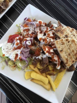 Kicsi kebab tál hasábburgonyával