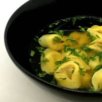 Erőleves tortellinivel