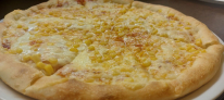 Sonkás-kukoricás pizza