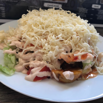 Steakburgonyás gyros tál sajttal