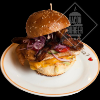 Sajtos-baconos csirkés hamburger